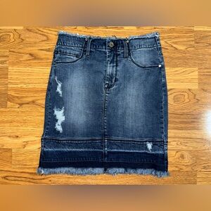 bebe Dark Wash Distressed Raw Hem Denim Skirt Women's Waist Size 27 Pockets